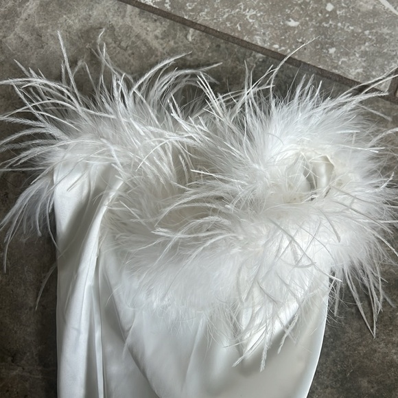 🤍White Satin Feathered Set 🤍 - Picture 11 of 11